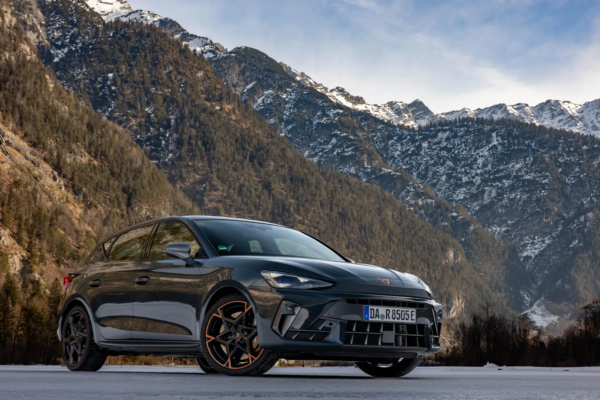 Der Cupra Leon in der Frontansicht vor einem Bergpanorama.